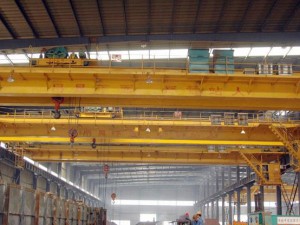 本系列起重機(jī)主要由橋架、大車運(yùn)行機(jī)構(gòu)和裝有電動(dòng)葫蘆的小車運(yùn)行機(jī)構(gòu)組成，其橋架由半偏軌箱形主梁、端梁和走臺(tái)等連接而組成。