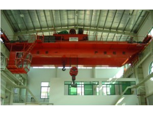 QD型電動(dòng)雙梁橋式起重機(jī)是按國(guó)家標(biāo)準(zhǔn)設(shè)計(jì)制造的的起重機(jī)，起升機(jī)構(gòu)為卷?yè)P(yáng)機(jī)。