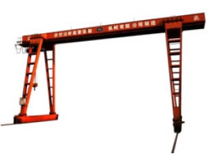 門式起重機(jī)主要使用在露天倉(cāng)庫(kù)、料場(chǎng)、鐵路貨站、港口碼頭等。