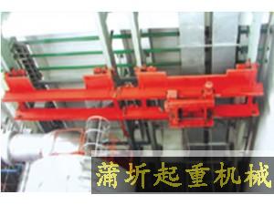 過軌起重機(jī)是兩部分獨(dú)立軌道之間實(shí)現(xiàn)物品轉(zhuǎn)移的一種專用起重機(jī)，典型應(yīng)用于磨煤機(jī)的檢修，立體倉庫物品的轉(zhuǎn)移。