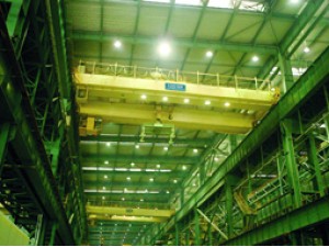 QD型電動(dòng)雙梁吊鉤橋式起重機(jī)適用于工礦企業(yè)、車間或露天場地，是在固定跨間內(nèi)裝卸、搬運(yùn)物料的起重設(shè)備。